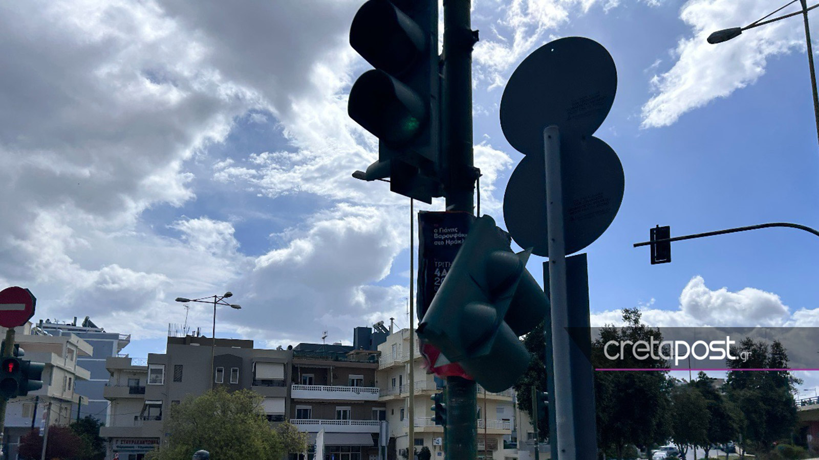 Φανάρι μπαταρισμένο με Tie Wrap «κοιτάει» τους πεζούς και όχι το δρόμο!